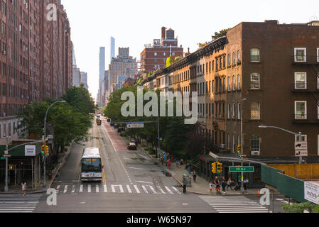 West 23rd Street, vista in estate dell'incrocio tra West 23rd Street e 10th Avenue nell'area di Chelsea di Manhattan, New York City, USA Foto Stock