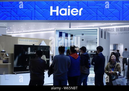 --FILE -- la gente visita lo stand del Gruppo Haier durante una mostra a Shanghai in Cina, 9 marzo 2018. Haier Group, il paese più grande home applian Foto Stock