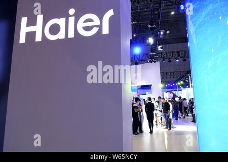 --FILE -- la gente visita lo stand della Haier durante una mostra a Shanghai in Cina, 1 giugno 2018. Chinese consumer electronics company Haier elettrodomestici Foto Stock