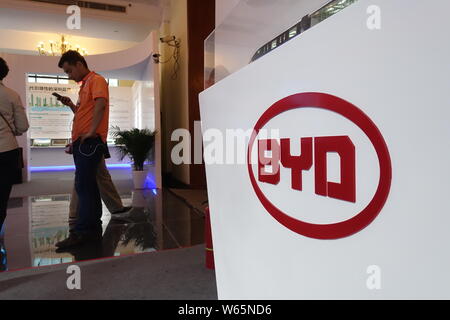--FILE--un visitatore viene visto allo stand di BYD durante una mostra a Shanghai in Cina, 14 giugno 2018. Cinese automobilistico elettrico BYD ha vinto le offerte t Foto Stock