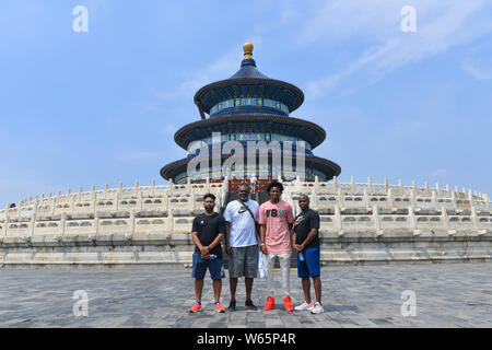 NBA star De'Aaron Fox di Sacramento Kings, seconda a destra, pone per le foto di fronte la Sala della Preghiera del Buon Raccolto nel Tempio del Paradiso, al Foto Stock