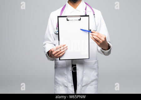 Closeup ritratto del maschio bello professionista sanitario o il medico o infermiere holding negli Appunti fino e che mostra lo spazio per testo, isolato su bianco backg Foto Stock
