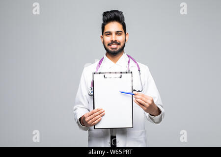 Closeup ritratto del maschio bello professionista sanitario o il medico o infermiere holding negli Appunti fino e che mostra lo spazio per testo, isolato su bianco backg Foto Stock