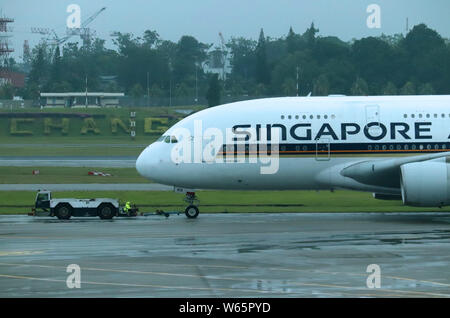 --FILE--un Airbus A380 jet piano di Singapore Airlines è trainato presso l'Aeroporto Changi di Singapore, il 17 agosto 2018. Cainiao, Alibaba Foto Stock