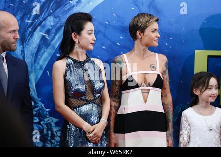 (Da sinistra) l'attore inglese Jason Statham, attrice cinese Li Bingbing, attrice australiana Ruby rose cinesi e la stella di bambino Sophia Cai Shuya arrivano su t Foto Stock