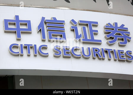 --FILE--Vista di un ramo di CITIC Securities in Cina a Shanghai, 31 agosto 2015. CITIC Securities, uno della Cina le principali aziende di brokeraggio, vide suo n Foto Stock