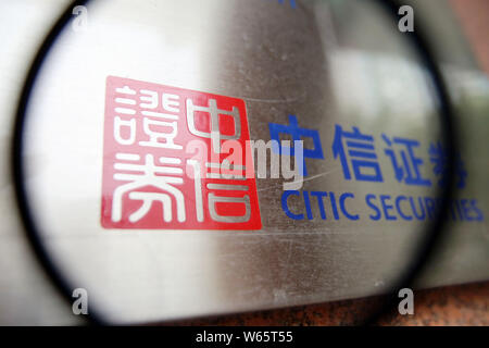 --FILE--Vista di un ramo di CITIC Securities in Cina a Shanghai, 31 agosto 2015. CITIC Securities, uno della Cina le principali aziende di brokeraggio, vide suo n Foto Stock