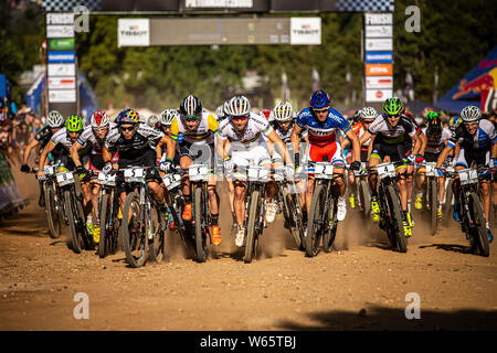 Aprile 13, 2014 - PIETERMARITZBURG, Sud Africa. Nino Schurter portando l'inizio del UCI Mountain Bike Cross Country Coppa del mondo. Foto Stock