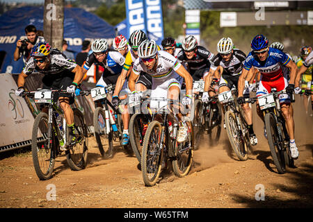 Aprile 13, 2014 - PIETERMARITZBURG, Sud Africa. Nino Schurter portando l'inizio del UCI Mountain Bike Cross Country Coppa del mondo. Foto Stock