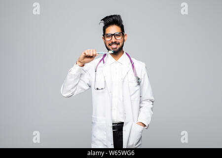 Closeup ritratto di un dentista tenendo uno spazzolino da denti, isolato su sfondo bianco con spazio di copia Foto Stock