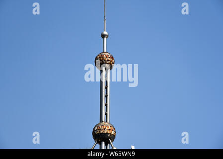 Un parafulmine che ricorda la Oriental Pearl TV Tower a Shanghai è visto sul tetto di un edificio nella città Binzhou, est della Cina di Shandong pr Foto Stock