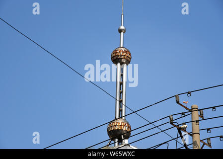 Un parafulmine che ricorda la Oriental Pearl TV Tower a Shanghai è visto sul tetto di un edificio nella città Binzhou, est della Cina di Shandong pr Foto Stock