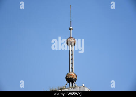 Un parafulmine che ricorda la Oriental Pearl TV Tower a Shanghai è visto sul tetto di un edificio nella città Binzhou, est della Cina di Shandong pr Foto Stock