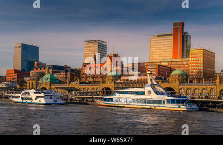 Landungsbruecken, St. Pauli, Amburgo, Deutschland Foto Stock