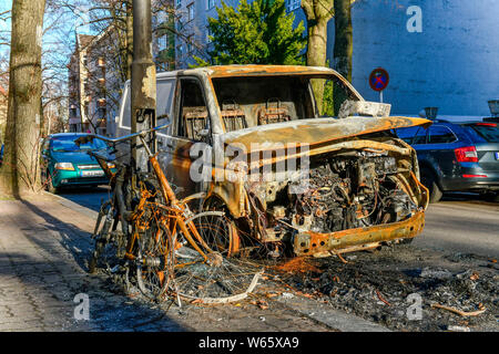 Kleintransporter Ausgebrannter von Amazon, Sarrazinstrasse, Friedenau, Schoeneberg, Berlino Foto Stock