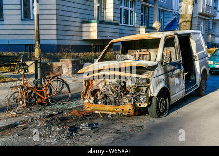 Kleintransporter Ausgebrannter von Amazon, Sarrazinstrasse, Friedenau, Schoeneberg, Berlino Foto Stock