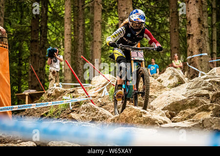 Rachel Atherton (GBR) racing a UCI Mountain Bike Downhill Coppa del mondo. Indossare capi jersey. Foto Stock