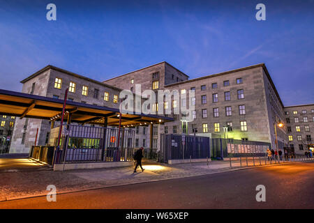 Bundesministerium der Finanzen, Niederkirchnerstrasse, nel quartiere Mitte di Berlino, Deutschland Foto Stock