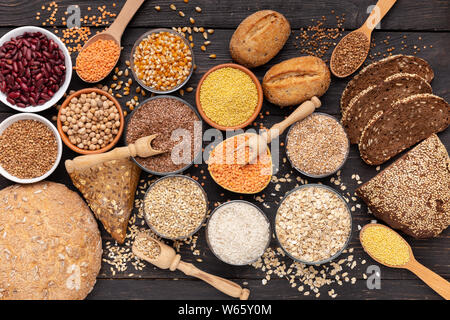 Set di prodotti senza glutine comprendente grani, pane e fagioli Foto Stock