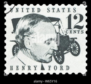 Stati Uniti d'America - circa 1968: un timbro stampato negli Stati Uniti mostra Henry Ford (1863-1947) e auto Ford Modello T dal 1909, circa 1968. Foto Stock