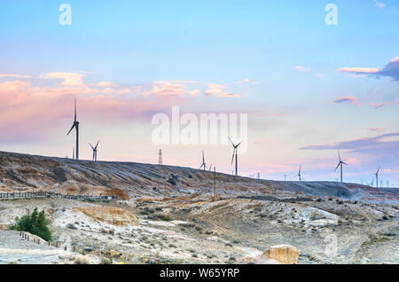 --FILE--turbine eoliche whirl per generare energia elettrica in corrispondenza di una fattoria eolica Burqin county, prefettura degli Altai, a nord-ovest della Cina di Xinjiang autonoma Uigura ri Foto Stock