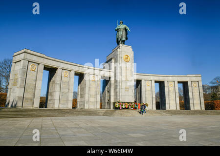 Sowjetisches Ehrenmal, Strasse des 17. Juni, Tiergarten di Berlino, Deutschland Foto Stock