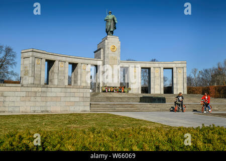 Sowjetisches Ehrenmal, Strasse des 17. Juni, Tiergarten di Berlino, Deutschland Foto Stock