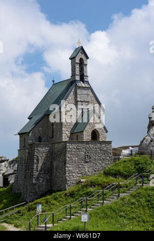 Piccola cappella a picco del Wendelstein, luglio, Baviera, Germania Foto Stock