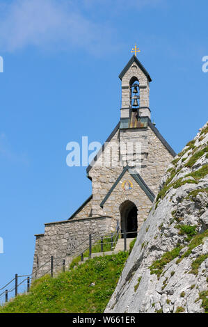 Piccola cappella al picco del Wendelstein, luglio, Baviera, Germania Foto Stock