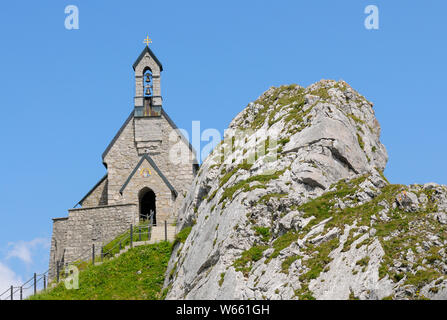 Piccola cappella al picco del Wendelstein, luglio, Baviera, Germania Foto Stock