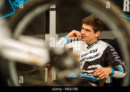 Giugno 16, 2013 - VAL DI SOLE, Italia. UCI Loic Bruni in attesa ai box a UCI Mountain Bike Downhill World Cup Foto Stock