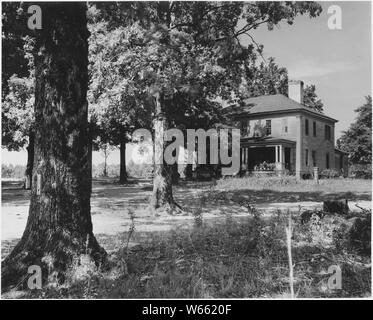 Armonia comunità, Putnam County, Georgia.... Questo luogo era una volta un bel plantation house con 700 a . . .; Portata e contenuto: Full didascalia recita come segue: armonia comunità, Putnam County, Georgia.... Questo luogo era una volta un bel plantation house con 700 acri di terreno. Viene ora azionato da un locatario come uno dei patch di radica fattorie e finirà per essere abbattuto e sostituito. La maggior parte delle persone in armonia pensare che il governo sta facendo sbagliato in sostituzione delle vecchie case come questa invece di ricondizionamento. Dicono che il costo di questi ultimi sarebbe di gran lunga inferiore e alla fine avrebbero Foto Stock