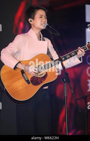 --FILE--Hong Kong il cantante-cantautore Ellen Joyce Loo partecipa a un concerto per la Volvo Ocean Race a Hong Kong, Cina, 27 gennaio 2018. Cantante Jo Ellen Foto Stock