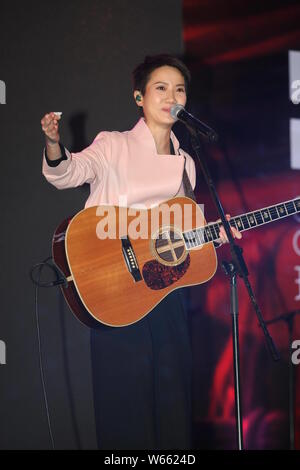 --FILE--Hong Kong il cantante-cantautore Ellen Joyce Loo partecipa a un concerto per la Volvo Ocean Race a Hong Kong, Cina, 27 gennaio 2018. Cantante Jo Ellen Foto Stock
