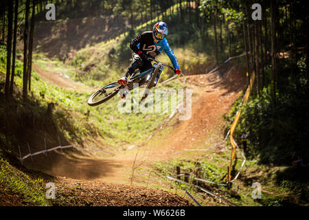 Aprile 10, 2014 - PIETERMARITZBURG, Sud Africa. Loic Bruni racing a UCI Mountain Bike Downhill World Cup Foto Stock