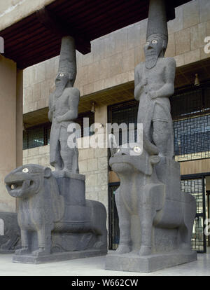 Mediterraneo orientale la civiltà. La Siria. Cultura Halaf (6100-5100 a.C.). Età del ferro Neo-Hittite insediamento di Tell Halaf. Cariatidi e sculture di basalto, che custodiva il Tell Halaf tempio, posto all'ingresso del Museo Nazionale di Aleppo. (Foto scattata prima della guerra civile). Foto Stock