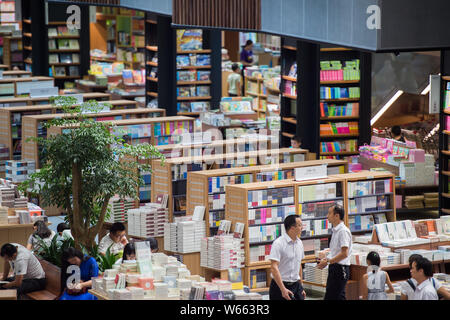 I clienti possono selezionare e leggere libri in Shenzhen Prenota City Longgang Store, quale è la Cina del primo high-end smart prenota mall, nella città di Shenzhen, nel sud della Cina di Foto Stock