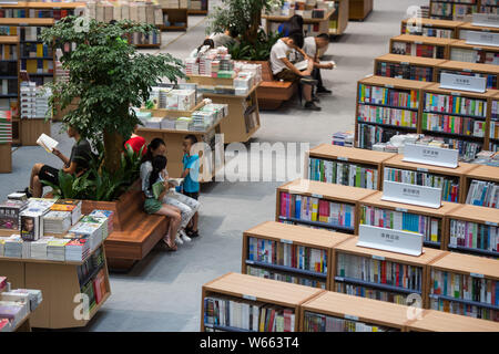 I clienti possono selezionare e leggere libri in Shenzhen Prenota City Longgang Store, quale è la Cina del primo high-end smart prenota mall, nella città di Shenzhen, nel sud della Cina di Foto Stock