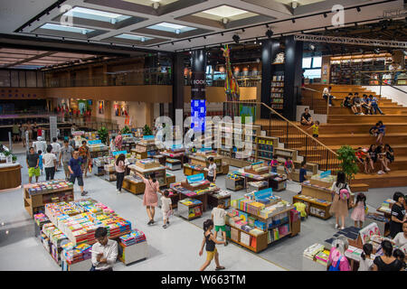 I clienti possono selezionare e leggere libri in Shenzhen Prenota City Longgang Store, quale è la Cina del primo high-end smart prenota mall, nella città di Shenzhen, nel sud della Cina di Foto Stock