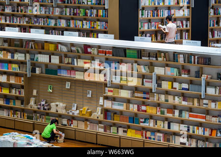 I clienti possono selezionare e leggere libri in Shenzhen Prenota City Longgang Store, quale è la Cina del primo high-end smart prenota mall, nella città di Shenzhen, nel sud della Cina di Foto Stock