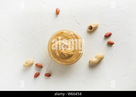 Pasta di arachidi in vetro gar. Nutrizione sana nozione. Vista da sopra. Foto Stock
