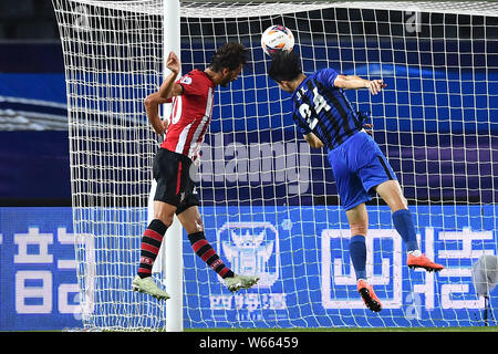Manolo Gabbiadini, sinistra, di Southampton F.C. capi la palla a sparare contro Jiangsu Suning durante il 2018 Club Super Cup a Xuzhou city, Oriente Cina Foto Stock