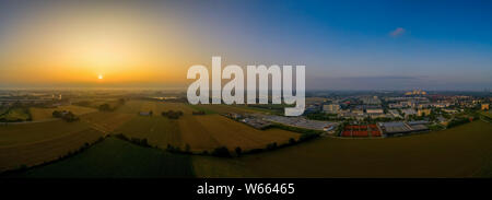 Panorama vista superiore foto aerea da flying drone oltre il villaggio. Foto Stock