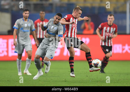 Nabil Bentaleb di FC Schalke 04, sinistra, sfide di un giocatore di Southampton F.C. in una partita amichevole tra FC Schalke 04 e Southampton F.C. durante t Foto Stock