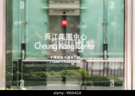 --FILE--Vista di un logo alla Cheung Kong Center a Shanghai in Cina, 4 dicembre 2017. CK Hutchison Holdings, fondata dal miliardario Li Ka-shing, Wil Foto Stock