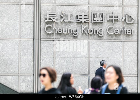 --FILE--pedoni a piedi passato la Cheung Kong Center a Shanghai in Cina, 4 dicembre 2017. CK Hutchison Holdings, fondata dal miliardario Li Ka-shing, Foto Stock