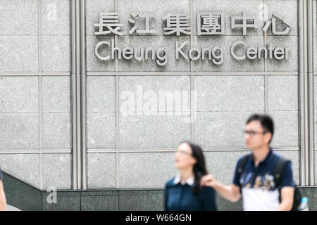 --FILE--pedoni a piedi passato la Cheung Kong Center a Shanghai in Cina, 4 dicembre 2017. CK Hutchison Holdings, fondata dal miliardario Li Ka-shing, Foto Stock