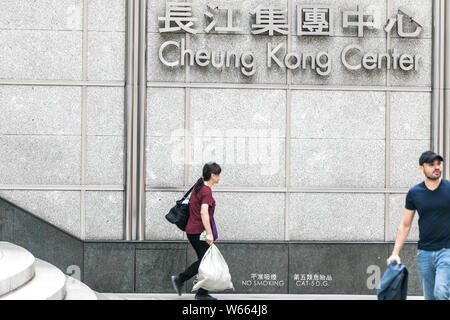 --FILE--pedoni a piedi passato la Cheung Kong Center a Shanghai in Cina, 4 dicembre 2017. CK Hutchison Holdings, fondata dal miliardario Li Ka-shing, Foto Stock