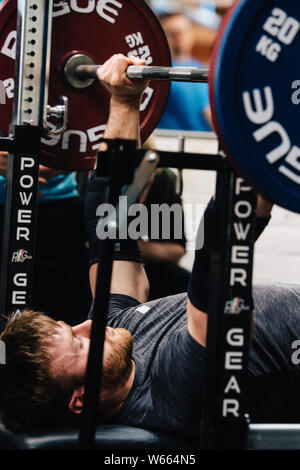 Concorrente maschio presso l'Università di Leeds Powerlifting soddisfare fino a Implexus palestra. Foto Stock