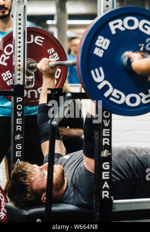 Concorrente maschio presso l'Università di Leeds Powerlifting soddisfare fino a Implexus palestra. Foto Stock